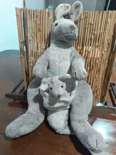 Pelúcia Canguru com filhote - Coleção