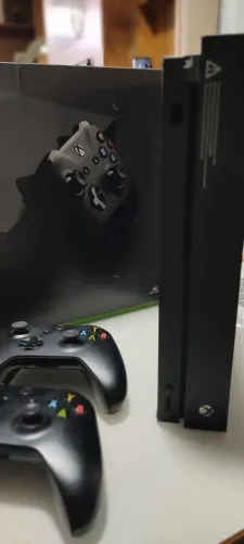 Xbox One X última geração 1TB 2 controles