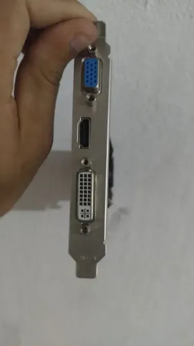 Placa de Vídeo com VGA, HDMI e DVI GT 210 1Gb