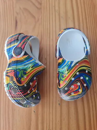 Sandálias Crocs Infantil - Coloridas e Estilosas - C6 / BR 24