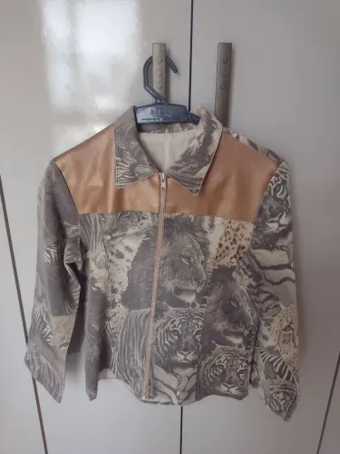 Jaqueta Animal Print com Detalhe em Couro