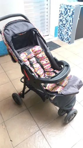 Carrinho de Bebê Voyage - Colorido e Prático!