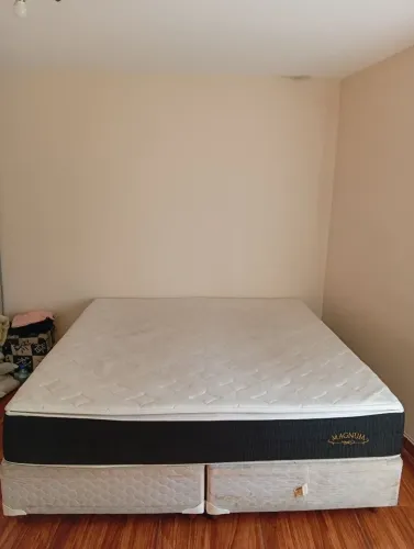 Colchão King com base incluída usado em ótimo estado.