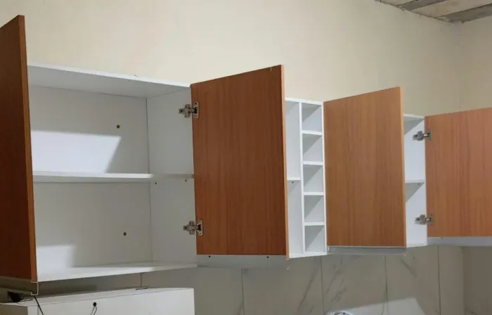 Vendo um armário de parede 5 portas 100%MDF com adega