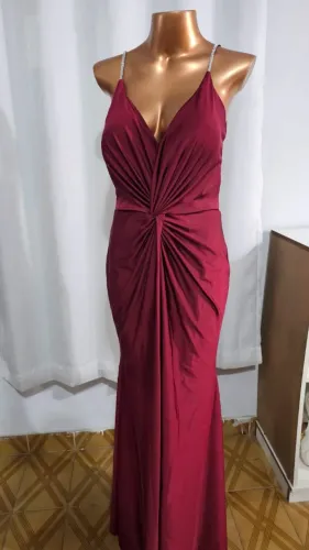 vestido vinho com alças brilhantes e fenda