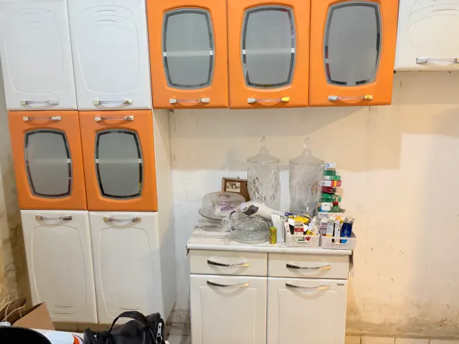 Armário de cozinha de aço bem conservado