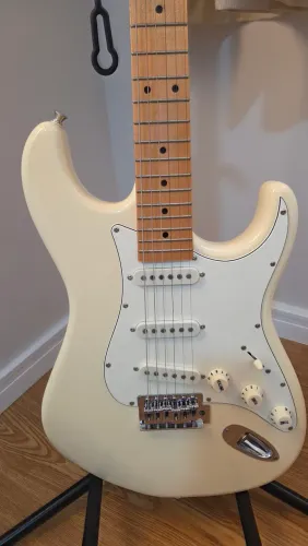 Guitarra Tagima Stratocaster Tg-530 3S Escala Clara Escudo Awh Olympic White