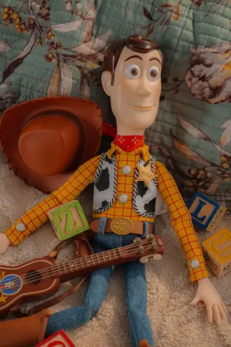 Toy Story - Kit Uma Bandana Woody e Dois Distintivos em Metal