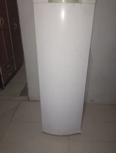Vendo uma geladeira palito funcionando perfeitamente gás de fábrica