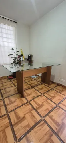 Mesa com tampo de vidro temperado 
