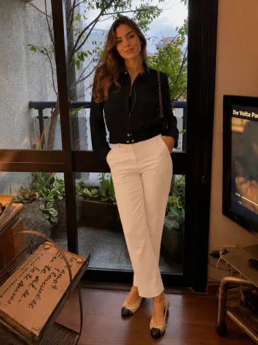 Jaqueta preta com bolsos frontais