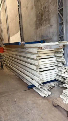 Porta Palete usado - Montante com 6 metros e longarinas com 2,30m últimas unidades.