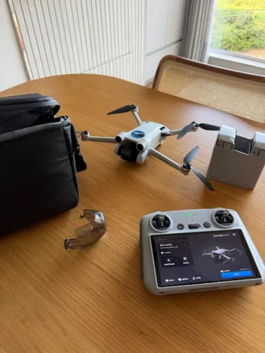 DJI Mini 3 Pro + Controle com Tela (DJI RC) + 2 Baterias - Fly more Combo