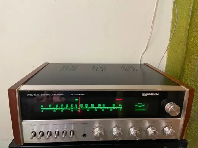 Antigo receiver FM-AM Gradiente modelo STR-1050