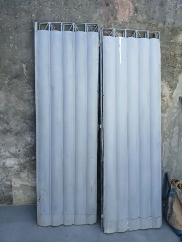 Conjunto de portões de garagem e grades