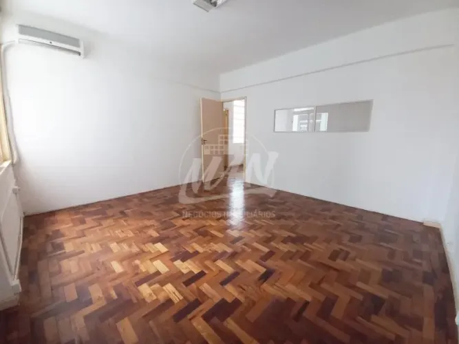 SALA COMERCIAL LOCALIZADA NA RUA VIGARIO JOSE INACIO PRÓXIMO A RUA VOLUNTÁRIOS DA PÁTRIA.