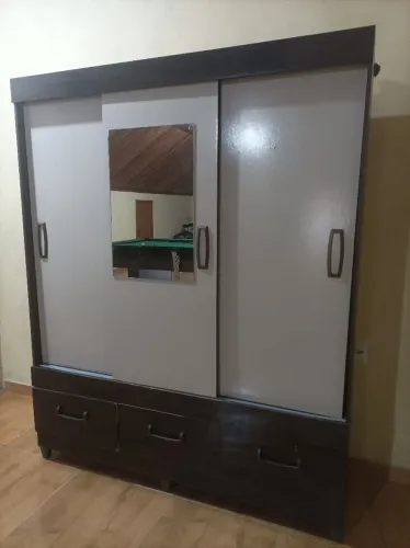 Guarda-roupa casal usado , 3 portas de correr, espelho, 3 gavetas( puxadores quebrados ).