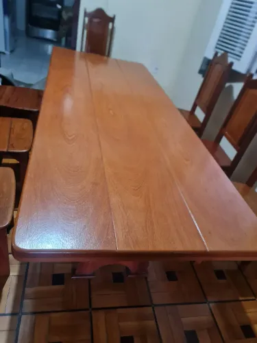 Mesa com 8 cadeiras maciça novissima