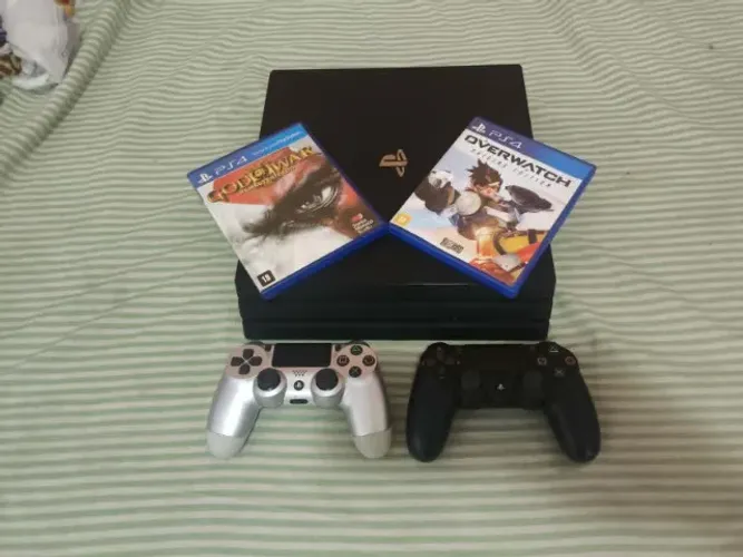 Ps4 pro 1tb + 2 controles + 150 jogos de brinde !!