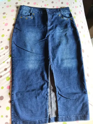 Saia jeans longa com fenda na frente