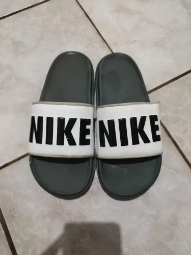 Chinelo Nike Offcourt Slide branco e cinza