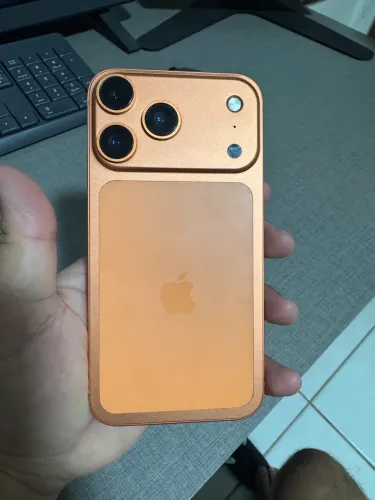 iPhone XR na carcaça 17 pro