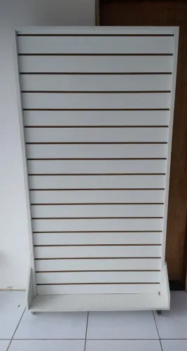 Painel Canaletado Expositor com Rodízio para Bijuterias