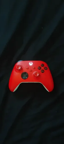 CONTROLE XBOX VERMELHO + PILHAS DURACELL RECARREGÁVEIS (ZERO DRIFT)