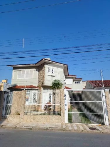 Casa de 4 dormitórios na Trindade