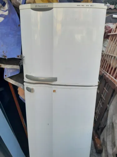 Geladeira Eletrolux 2 Portas Frost Free DF34 Usada com Defeito (Liga e não Gela)