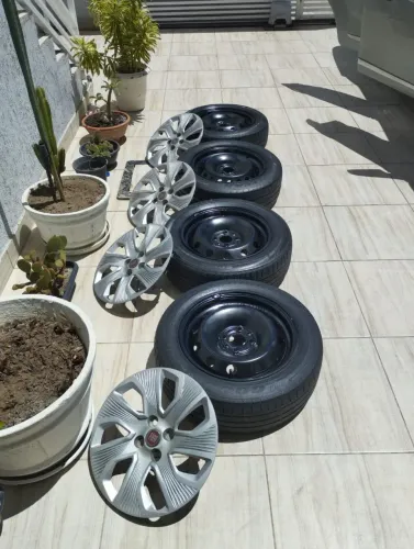 Kit de pneus com rodas de ferro (calotas de brinde)