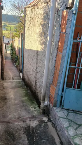 Alugo casa pequena