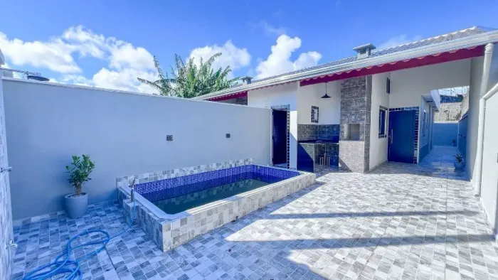 Casa geminada 02 dormitórios com piscina