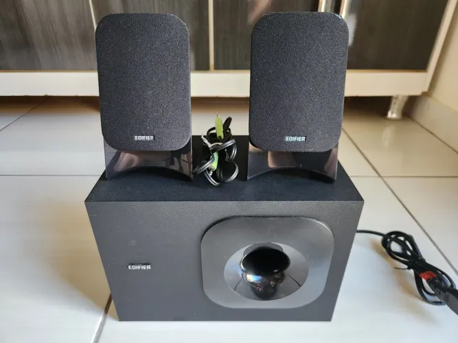 Caixas de som Edifier M1370