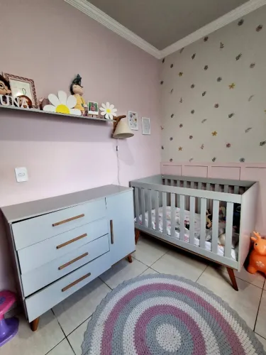 Quarto de bebê completo Berço, colchão,  guarda roupa e cômoda. 