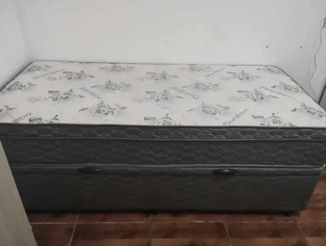 Cama de solteiro com baú semi nova.