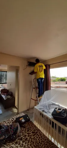 Técnico de ar condicionado e elétrica