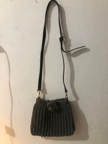 Bolsa artesanal em malha
