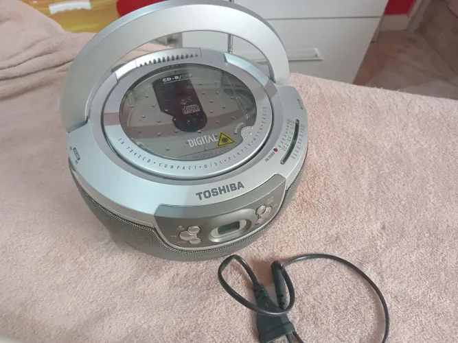 Rádio portátil com CD Toshiba retro.