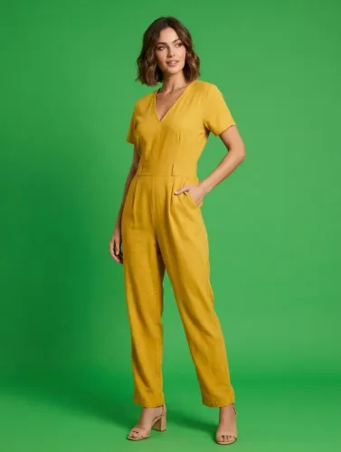 Macacão amarelo, em poliéster tamanho M.