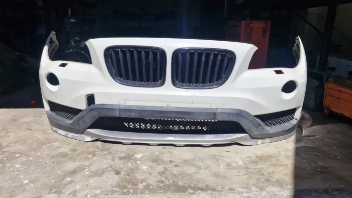 o para-choque dianteiro original do BMW X1 (geração E84)