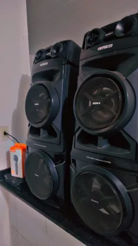 Som com bluetooth e microfone de brinde