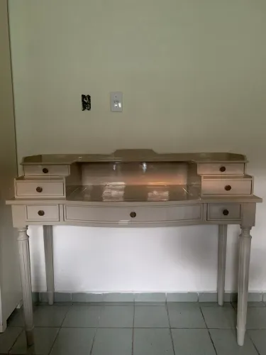 Escrivaninha laqueada