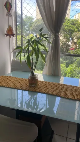 Vendo mesa de vidro e madeira com 4 cadeiras