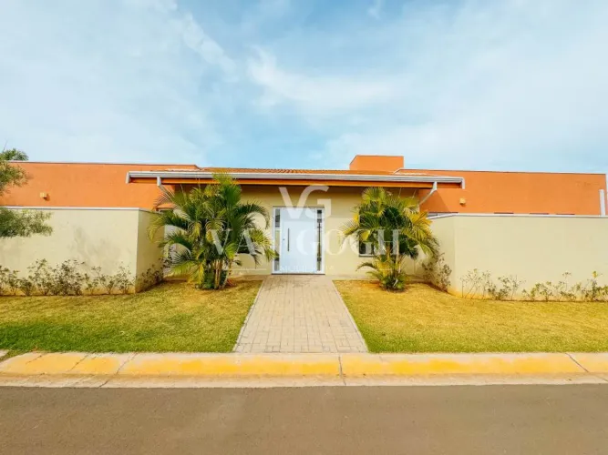 Casa com 3 Dormitórios no Condomínio Portal do Sol em Holambra