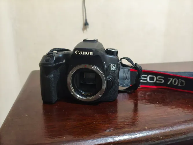 Kit DSLR Canon EOS 70D + Lente Canon EF-S 18-135mm f/3.5-5.6 IS e Acessórios 
