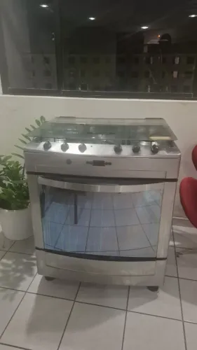 Fogão Brastemp de 5 bocas com tampa de vidro temperado.
