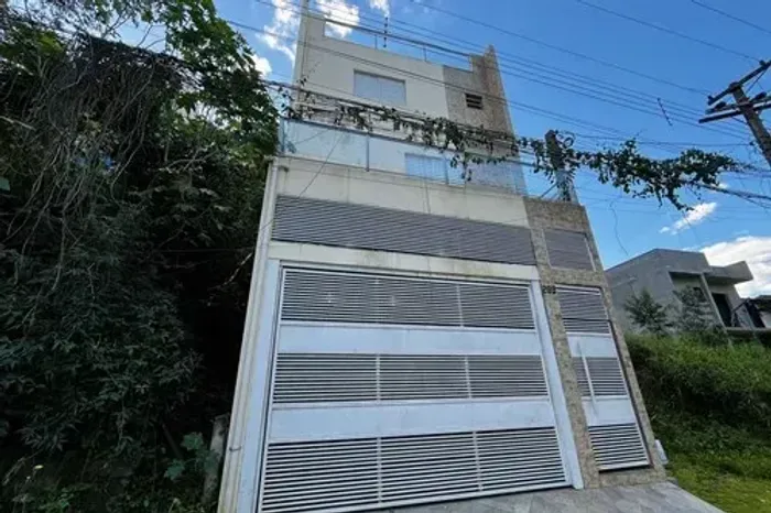 Casa à venda no Condomínio Real Park, em Caieiras, com duas residências independentes e am