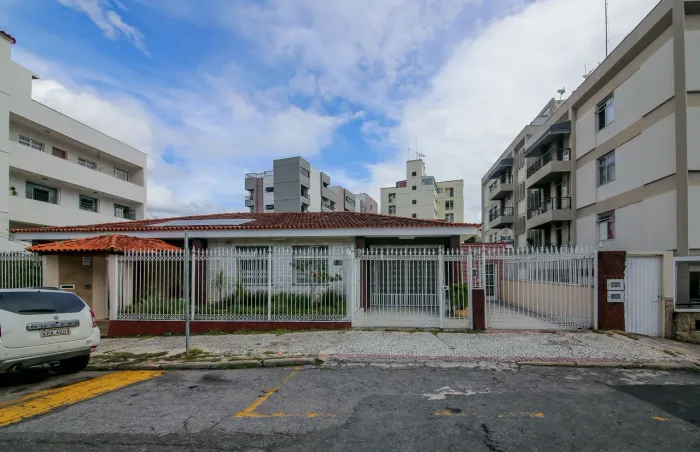 Casa com 6 quartos, 2 suítes e área gourmet para locação