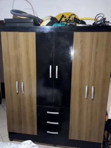 Guarda roupa de solteiro marrom e preto